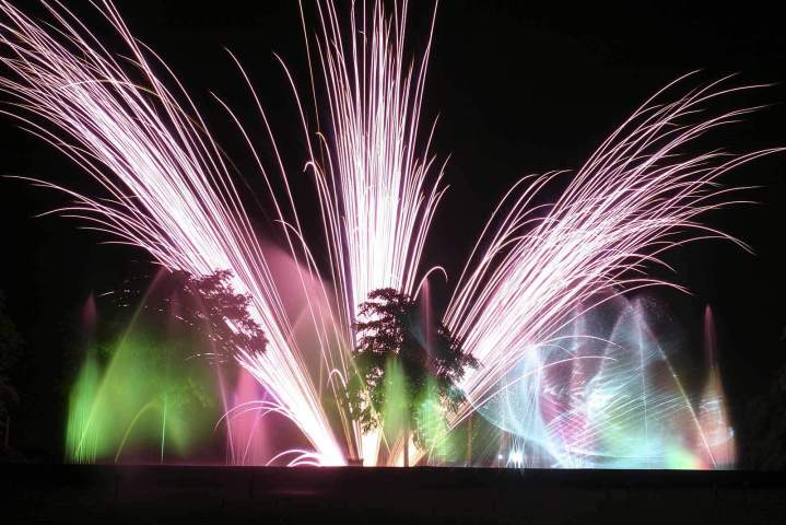 Feux d'artifice magiques et effets spéciaux saisissants.